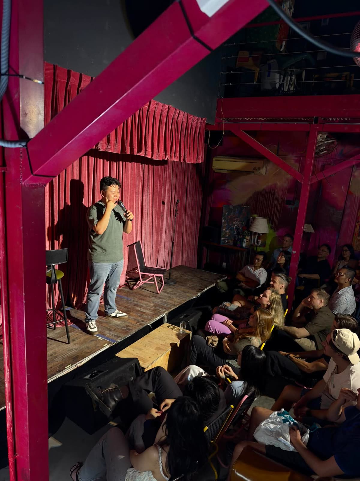 Will Pepper on stage, seen from the side with the crowd in the foreground